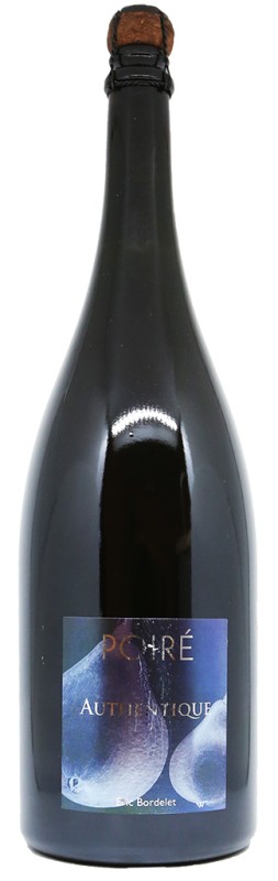 Authentic Poiré - Eric Bordelet - Orgánico - ¡En magnum! Descubre esta perada muy bonita, de hermosa vinosidad, con una estructura aromática muy precisa sobre la pera. En boca, muy afrutado y lleno de frescor, tiene una fina burbuja y un final crujiente. Para beber como aperitivo, esta perada también irá bien con queso de cabra y chocolate amargo. Además de estos manzanos, Eric Bordelet es dueño de un huerto de perales centenarios que también maneja orgánicamente. Esta cuvée de "Poiré l'Authentique" se elabora a partir de una mezcla de 14 variedades de peras (Plant de Blanc - Autricotin - De Cloche - Champagne…). La elaboración se realiza de la misma forma que para las sidras, a partir de una fermentación natural ancestral sin chaptalización. La finca de Eric Bordelet se encuentra en el sur de Normandía, en el macizo de Armórica en la extensión de Domfrontais en las fronteras de Mayenne y Orne. La operación se localiza sobre esquistos del Brioveriano superior, rocas sedimentarias que datan del Precámbrico; estas son rocas formadas antes de la era primaria, de 3 mil millones de años. Suelen ser rocas bastante blandas, que dan lugar a suelos arcillosos limosos o limosos. Variedad de uva: 20 variedades (dulce, amarga, ácida) como Kermerien - Douce Moène - Fréquin Rouge - Damelot - Marie Ménard .... 14 variedades con Poiré como Plant de Blanc - Autricotin - De Cloche - Champagne .... Actualmente, el El cultivo orgánico y biodinámico parece más adecuado en el sentido cualitativo de la fruta. De hecho, el Domaine d'Éric Bordelet tiene la licencia ECOCERT 2000 para el compromiso con la producción orgánica.