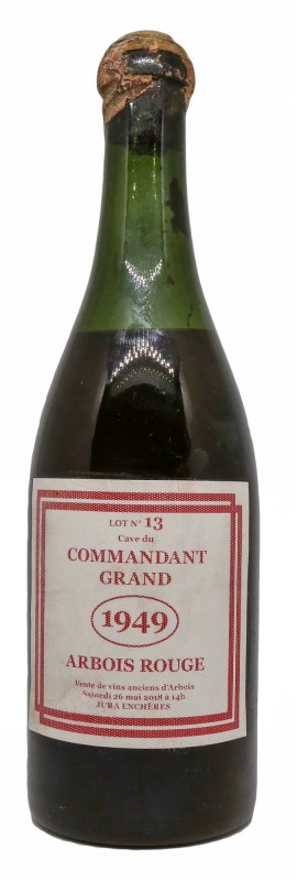 ARBOIS - Rojo - Bodega de la Gran Orden 1949 Esta botella de Arbois de 1949 proviene de la bodega del famoso Comandante Grand. Esta botella se compró en una subasta en mayo de 2018. En esa venta, vendió la botella de vino más antigua del mundo, un vin jaune de 1774. El comandante GRAND es el inventor de Vin Jaune . Esta botella es una de las 102 botellas que quedan en su bodega.