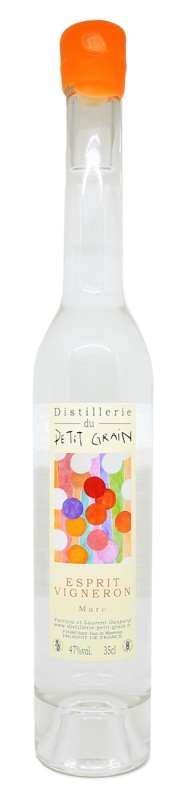 bouteille de Marc de Muscat d’Alexandrie, Distillerie du Petit Grain, étiquette Esprit Vigneron, 47% alc., alambic cuivre traditionnel, fruits biologiques, terroir des Pyrénées-Orientales, Domaine Danjou-Banessy, spiritueux artisanal